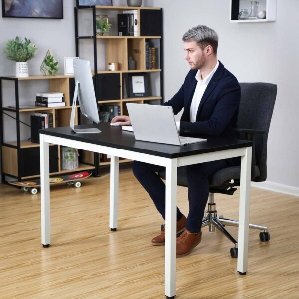 Modernus kompiuterio biuro stalas juodu stalviršiu 60 x 120 cm