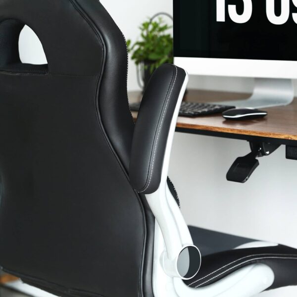 Patogi biuro ir žaidimų kėdė su paaukštinta nugarine dalimi