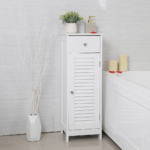 Siaura vonios spintelė su ventiliacija duryse