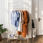 Stilinga balta drabužių kabykla