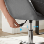 Aksominė reguliuojama biuro kėdė | 64 x 62 x (80-90) cm | Pilka