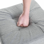 Tvirtas lengvas pufas ant  kojelių | 300 kg | 40 x 38 x 38 cm | Šviesiai pilka