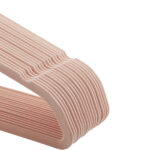 Drabužių pakaba su centrine juosta kaklaraiščiams