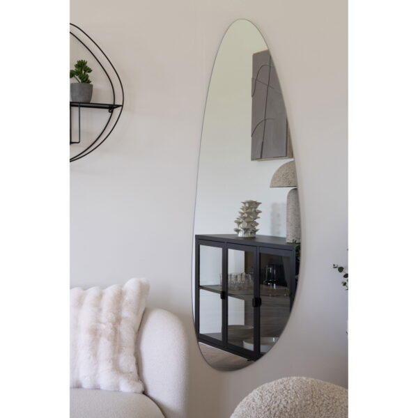 Brisbeno indauja | 140 x 85 x 40 cm | Juoda