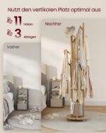 Pastatoma kabykla su mediniais kabliais ir lentynėlėmis: daiktų laikymo vietos; spalva natūrali